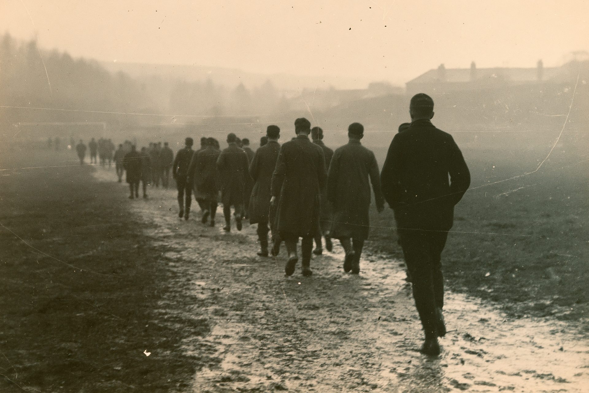 Archiefbeeld in krantenstijl: spelers van 1918 van achteren, op weg naar het veld