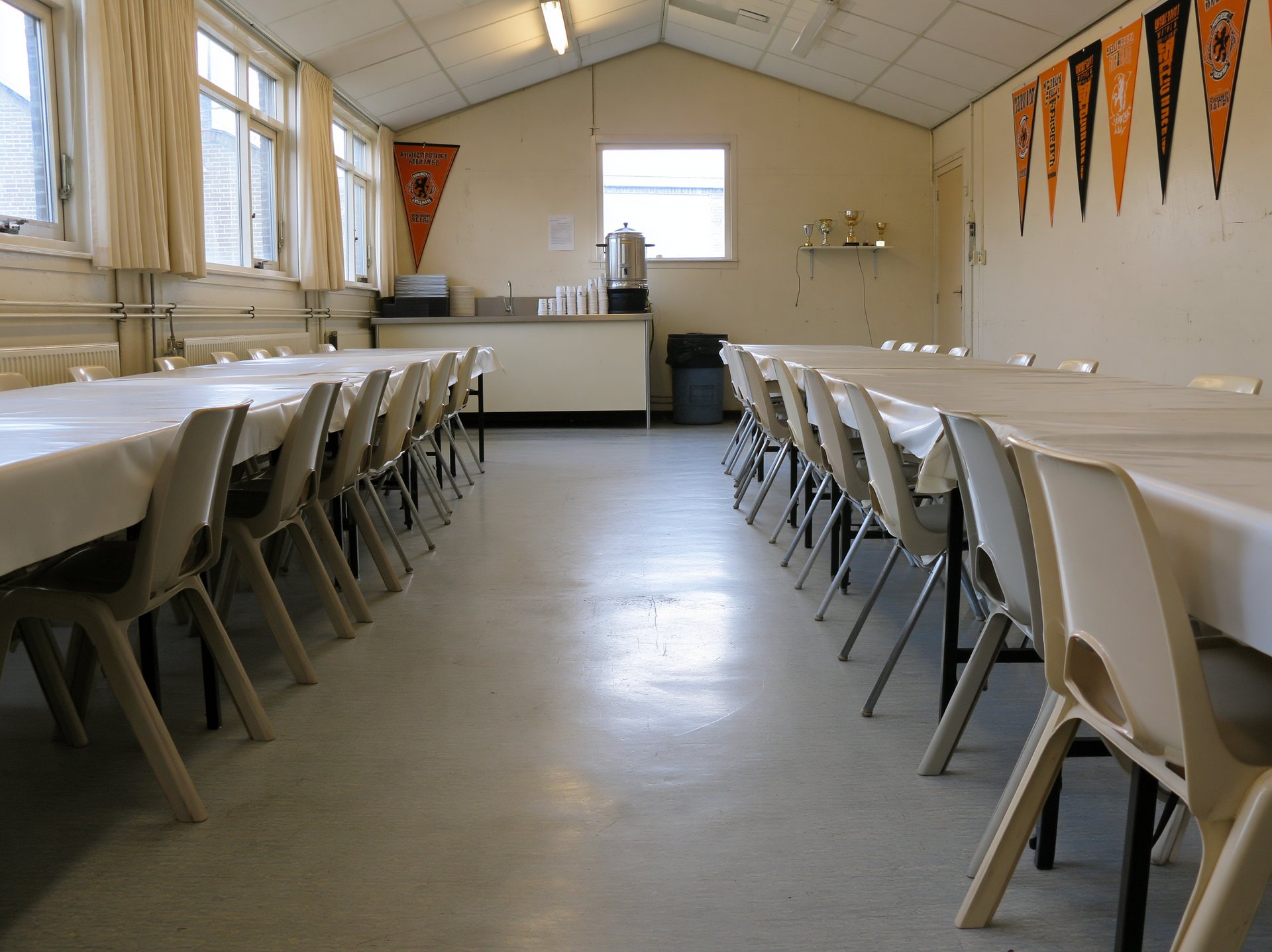 De kantine van Oranje Nassau met vaantjes aan de wand